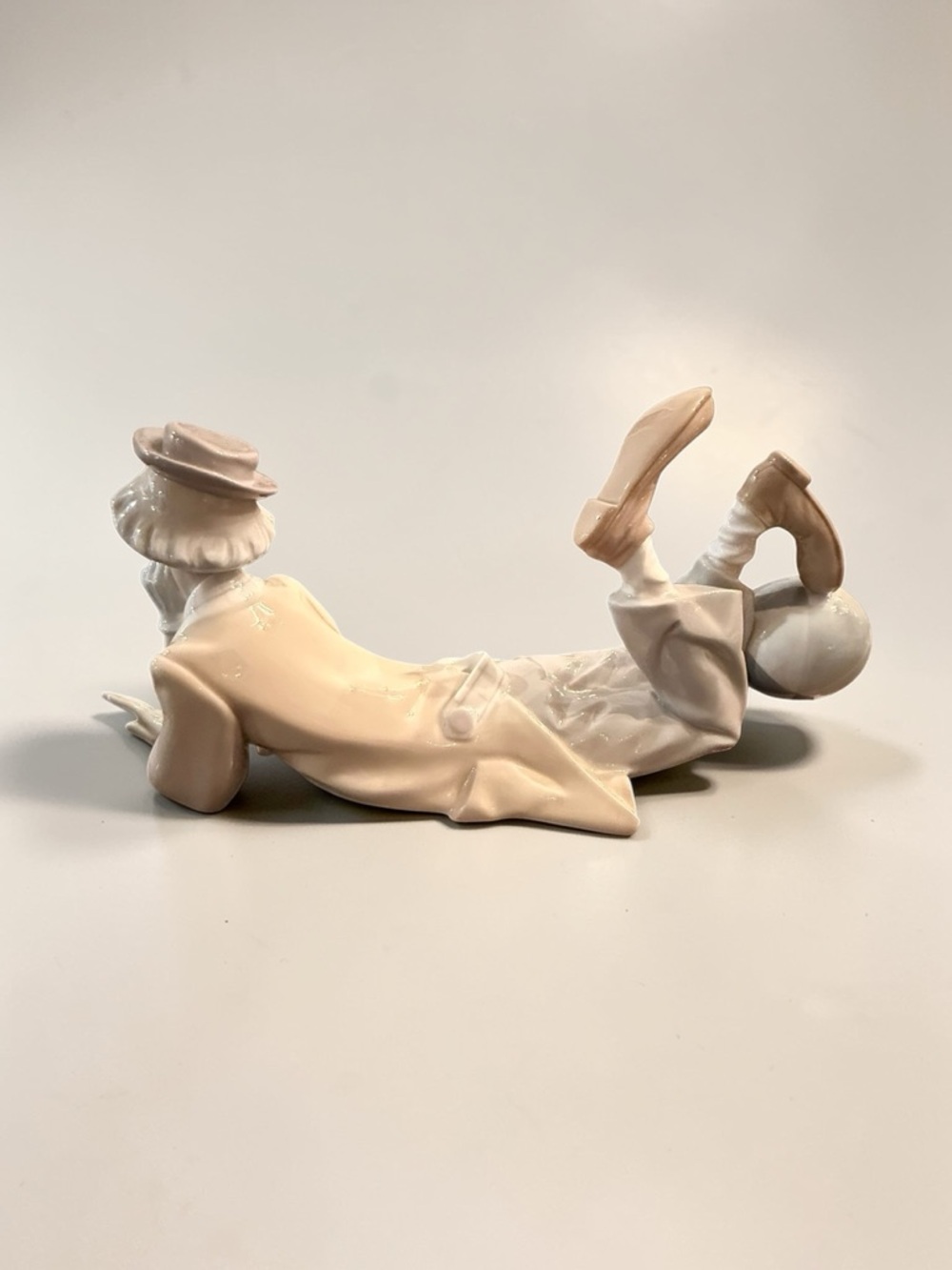 Lladró Porcelain Clown with Ball Figurine #4618 Salvador Furió Spain - Retired - Picture 4 of 8